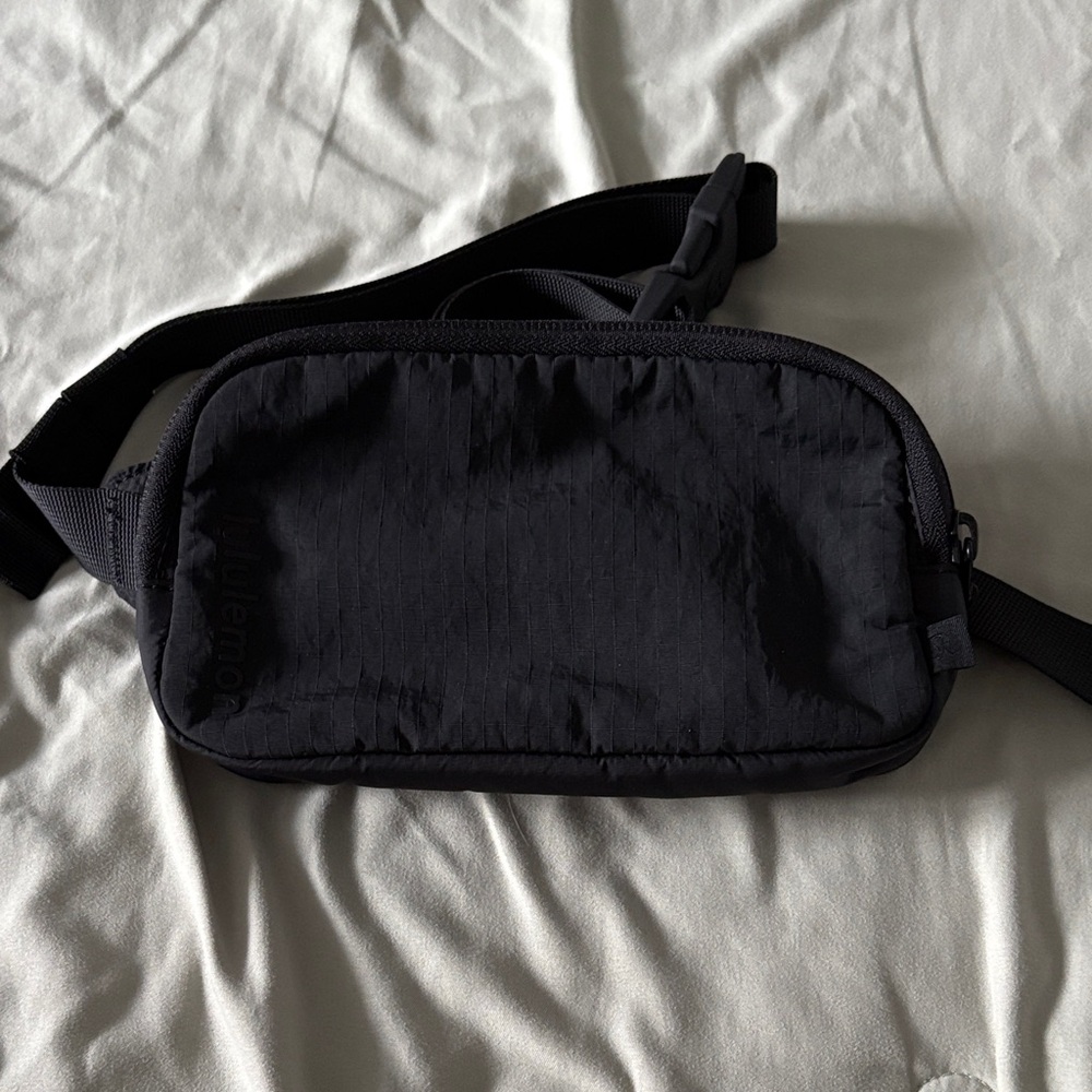 Lululemon Mini Belt Bag - Black - GUC